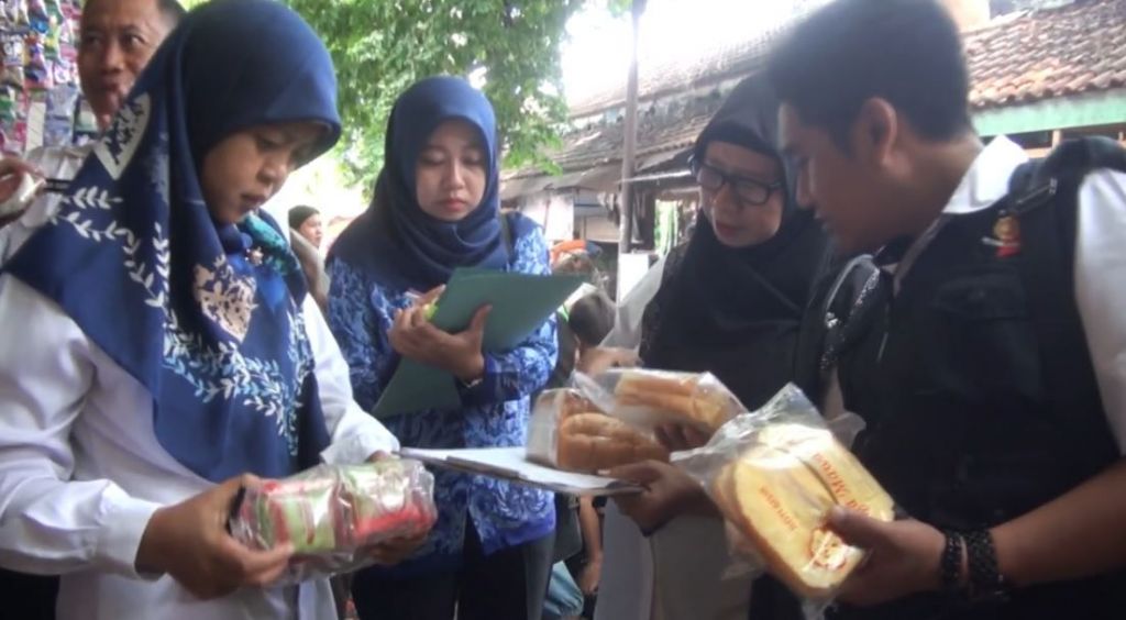 Gelar Razia, Petugas Temukan Makanan Kedaluwarsa di Swalayan Mojokerto