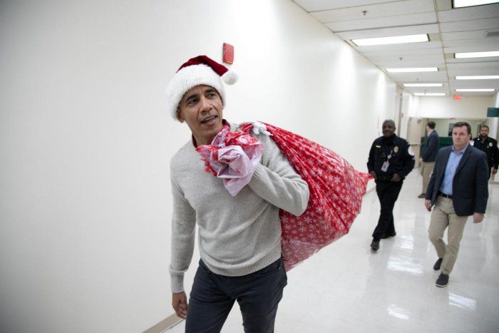 Momen Obama Jadi Sinterklas untuk Hibur Anak-Anak Sakit di AS