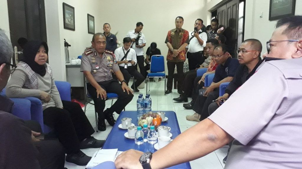 Sedang Cedera Kaki, Risma Dipapah saat Tinjau Lokasi Jalan Ambles