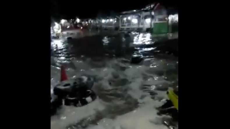 Ombak Besar di Pantai Anyer, Beberapa Hotel dan Kendaraan Rusak
