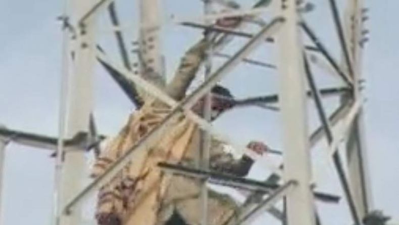 Pria Ini Nekat Panjat Menara Seluler Ingin Gantikan PM Pakistan