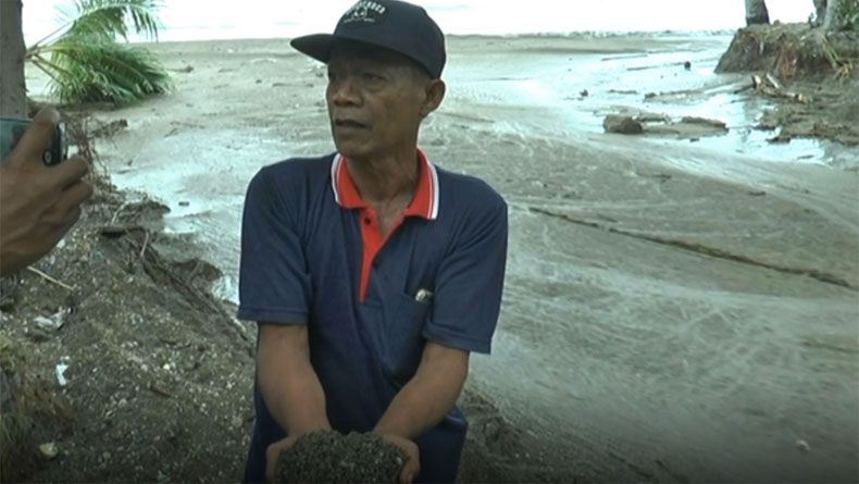 Material Erupsi Gunung Anak Krakatau Penuhi Pesisir Rajabasa Lampung