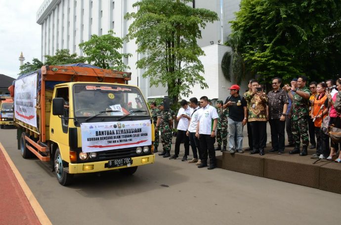 TNI AD Kirim Bantuan Rp4 M Korban Tsunami Selat Sunda Banten-Lampung