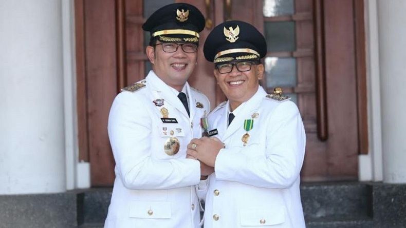 Malam Pergantian Tahun, Emil-Oded Muhasabah di Masjid Pusdai Bandung