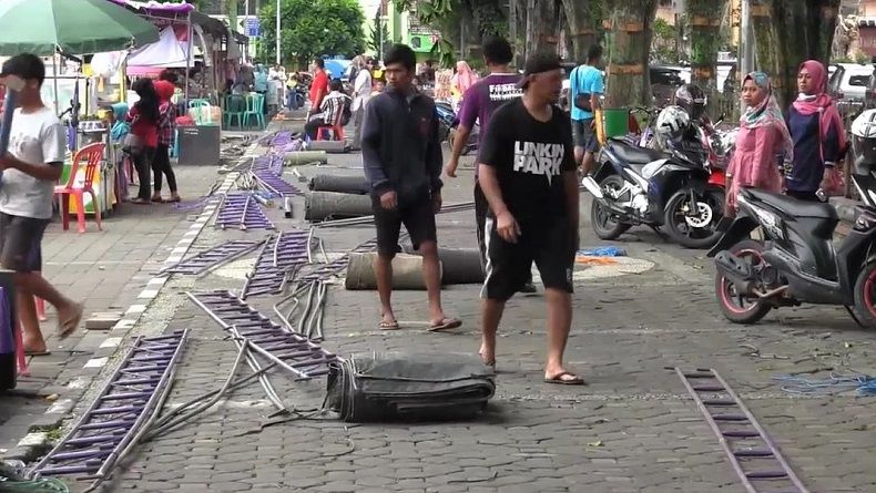 Angin Kencang Robohkan Tenda Festival Tahun Baru di Salatiga