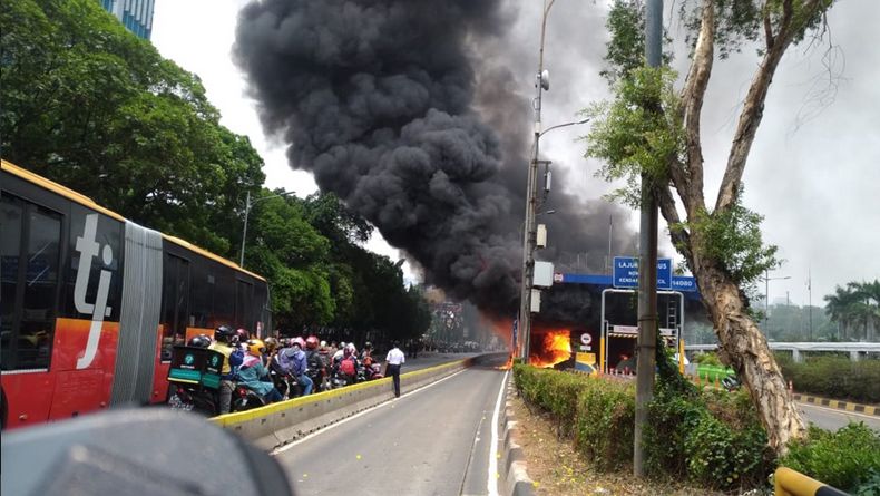 Pintu Gerbang Tol Pejompongan Terbakar, Lalin Tersendat