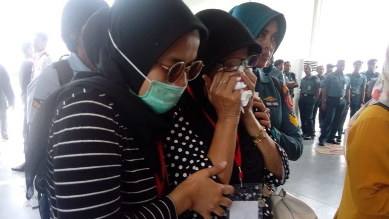 Isak Tangis Keluarga Korban Saat Tiba di Lokasi Jatuhnya Lion Air