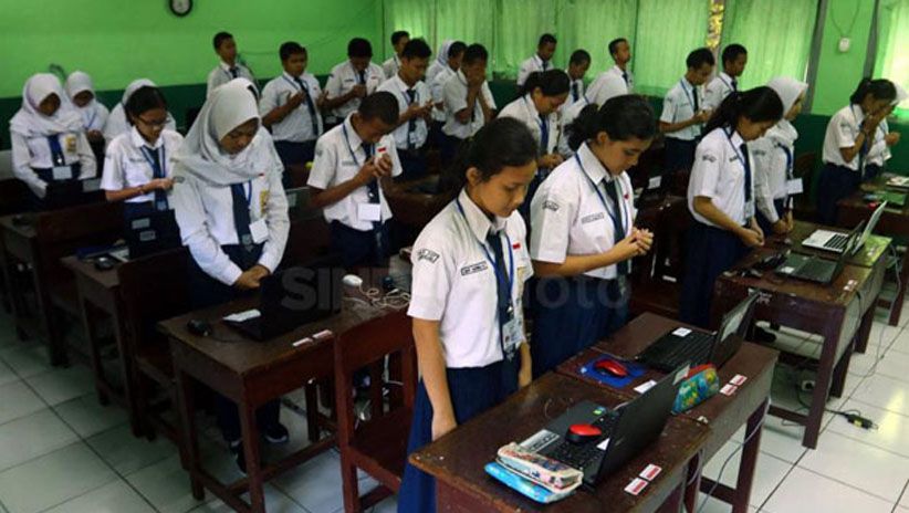 Orang Tua Berburu Seragam Sekolah di Pasar Jatinegara