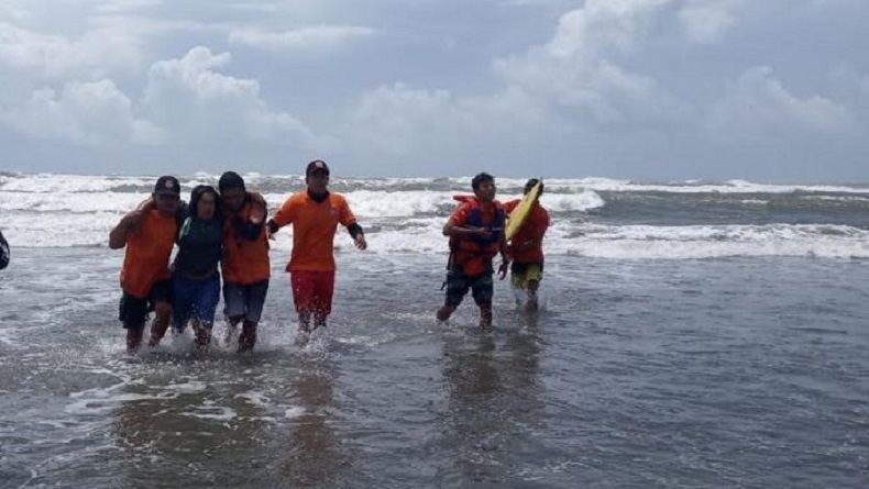 Asyik Mandi, 2 Wisatawan di Pantai Parangtritis Terseret Ombak