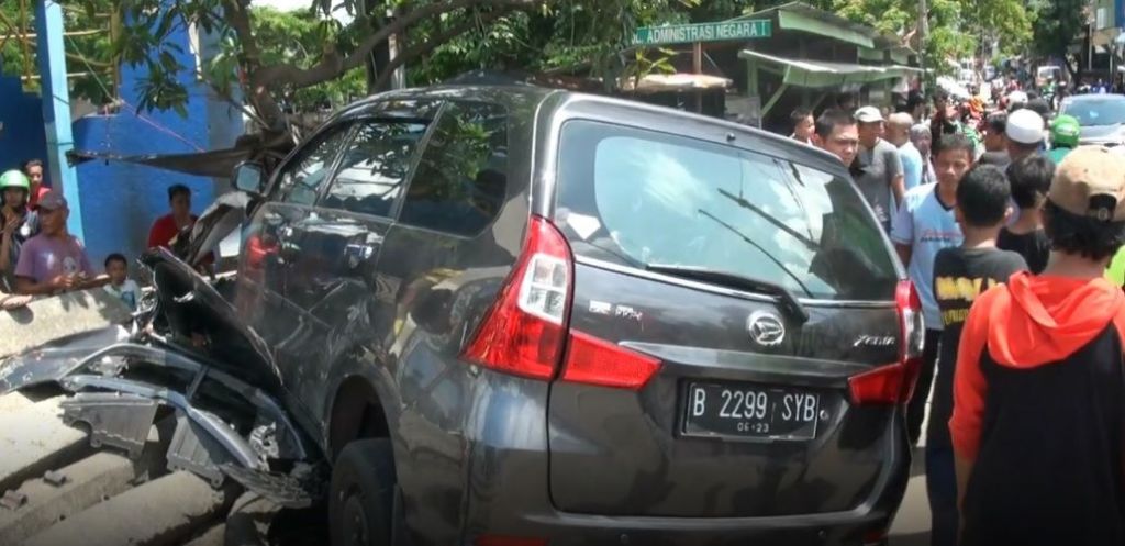 Ditabrak KRL di Tanah Abang, Mobil Xenia Hantam Warung hingga Roboh