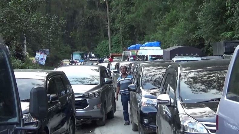 Jalan Puspitek Tangsel Macet Parah Pagi Ini gegara Truk Pasir Mogok