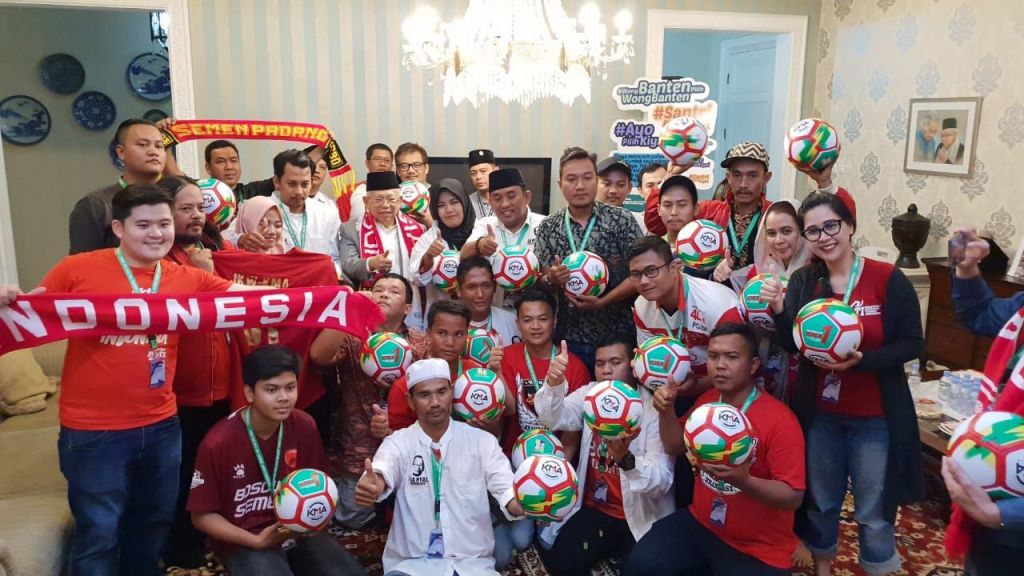 Lagu Terima Kasih dari Suporter Bola Bergemuruh di Rumah Ma'ruf Amin
