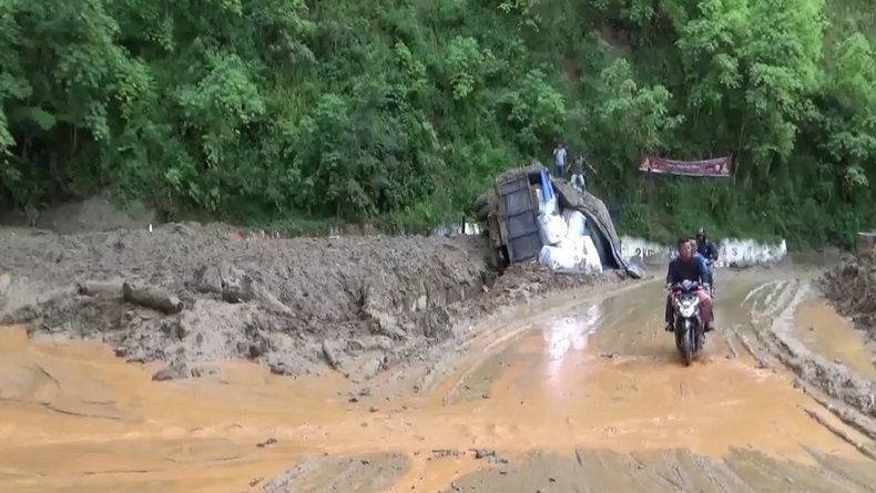 Jalan Siantar-Parapat Licin akibat Longsor, 1 Pengendara Motor Tewas