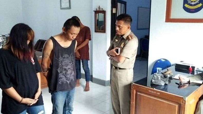 Lagi Asyik Mesum, Sepasang Anak Punk di Jombang Digerebek Satpol PP