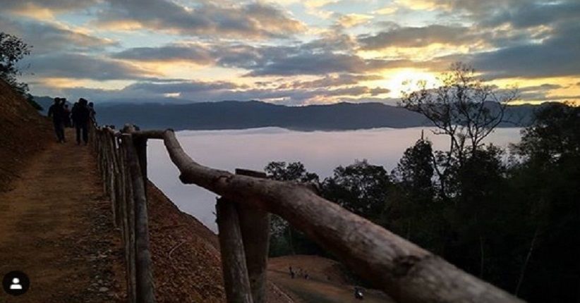 Jelajahi Negeri Atas Awan di Gunung Luhur Banten, Sunrisenya Indah