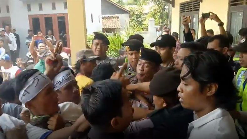 Unjuk Rasa Warga Desak Perangkat Desa di Brebes Mundur Ricuh