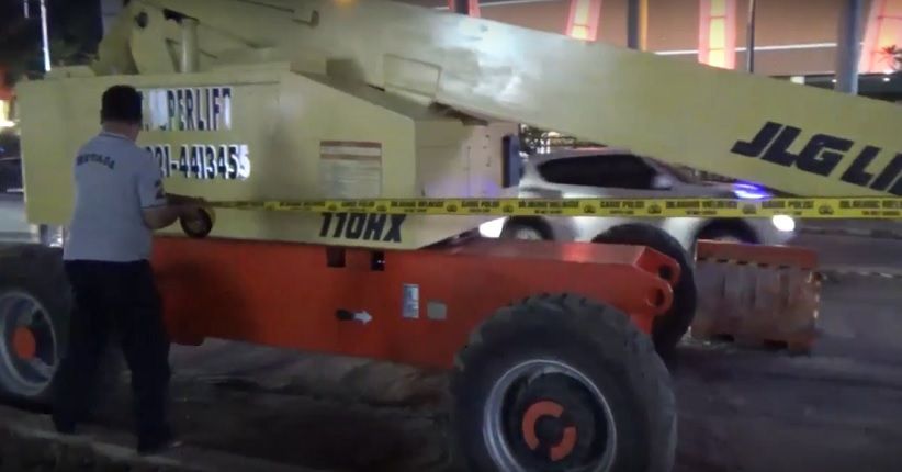 Alat Berat Proyek LRT Roboh dan Timpa 1 Mobil di Kelapa Gading