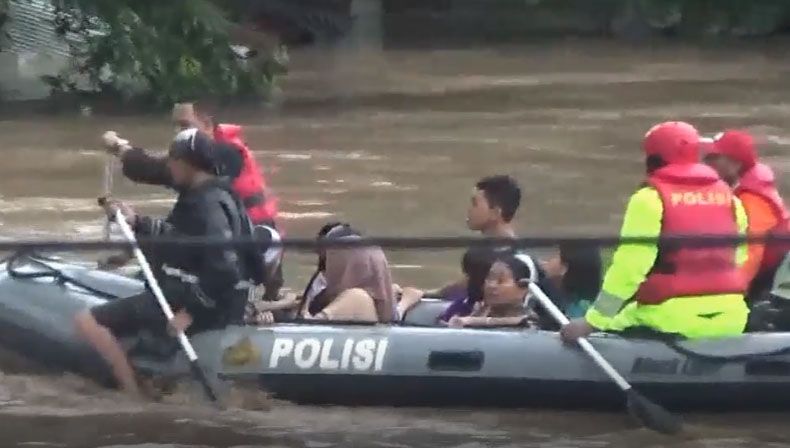 Banjir 4 Meter Rendam Ribuan Rumah di Jeneponto, Warga Dievakuasi