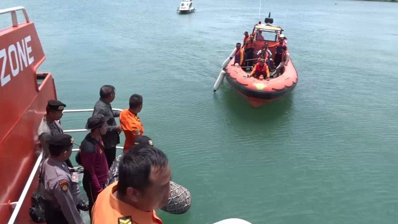 Kapal Sri Mulyo Tenggelam, 10 ABK Terapung 10 Jam di Perairan Madura