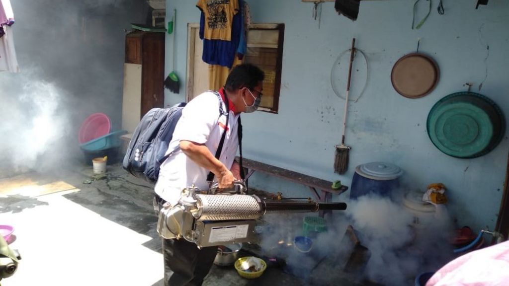 Prihatin DBD, Kader Perindo Gelar Fogging dan Kampanye Hidup Sehat