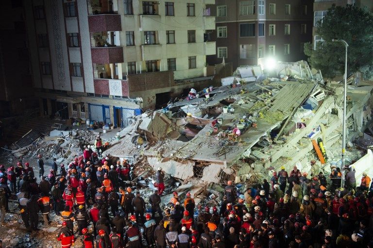 Gedung Apartemen 8 Lantai di Istanbul Turki Runtuh, 2 Orang Tewas