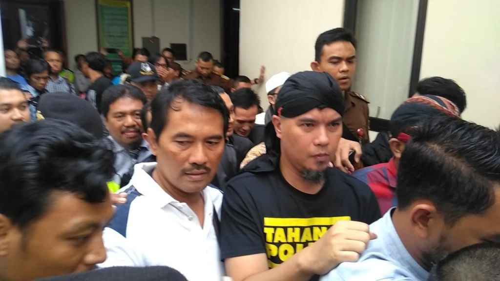 Sidang Perdana, Ahmad Dhani Kenakan Kaos Tahanan Politik