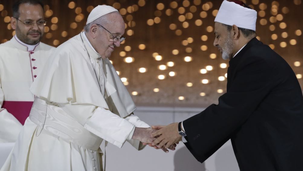 Deklarasi Bersejarah Paus dan Imam Al Azhar: Tuhan Tak Perlu Dibela