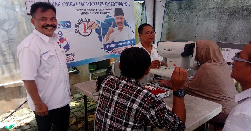 Gelar Bazar Kacamata, Perindo Ingin Warga Pela Mampang Terus Membaca