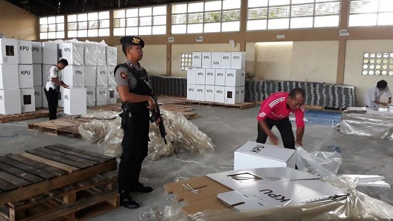 Antisipasi Musim Hujan, KPU Kulonprogo Kemas Kotak Suara Dalam Plastik