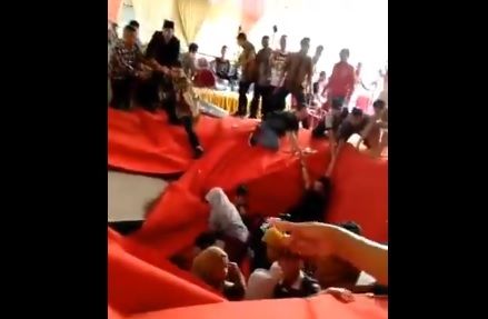 Viral Panggung Pernikahan Roboh di Cengkareng, Tamu Tercebur ke Sungai