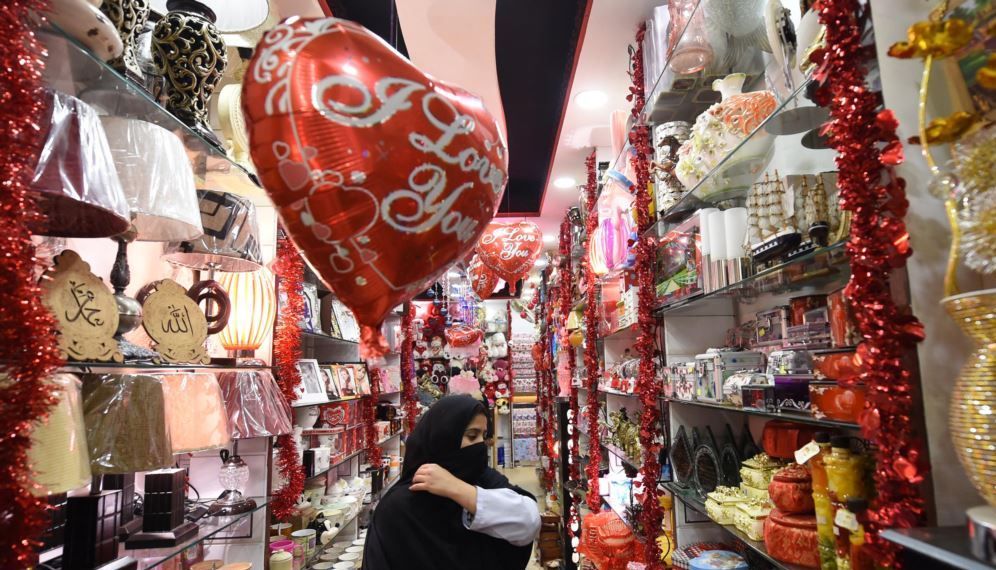 Viral Broadcast Paket Valentine Isi Cokelat dan Kondom di Tangsel, Satpol PP: Hoaks