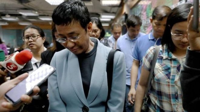 Pemimpin Redaksi Rappler Filipina Ditangkap Polisi di Kantornya