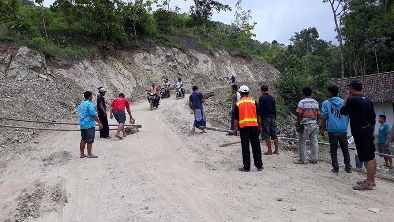 Protes Jalan Rusak, Warga 3 Pedukuhan Kulonprogo Tutup Jalur Tambang
