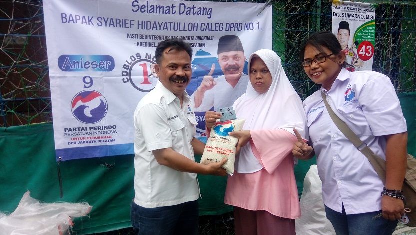 Ringankan Beban Warga, Caleg Perindo Adakan Bazar Beras di Mampang