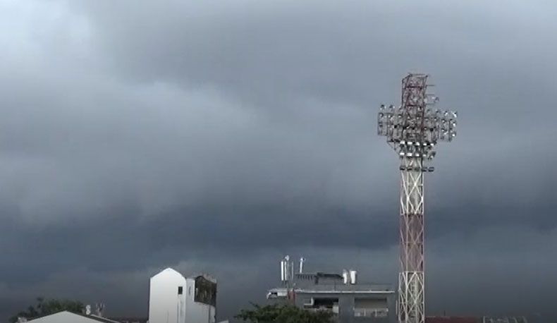 Awan Berbentuk Gelombang Tsunami di Langit Makassar Gegerkan Warga