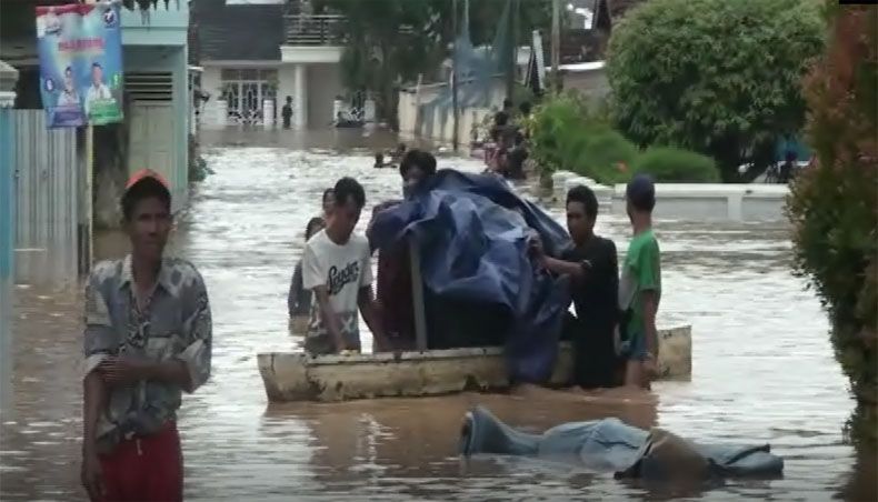 Banjir Parah, Ribuan Warga di Lampung Utara Mengungsi ke Jalan