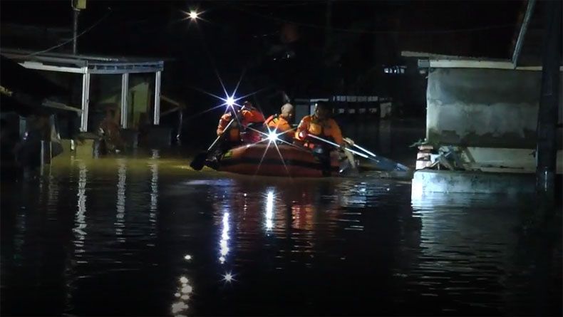 Warga Bandarlampung Naik Atap akibat Banjir 3 Meter, 2 Sekolah Rusak