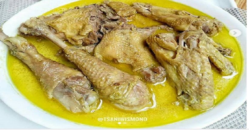 Makan Malam dengan Opor Ayam Kampung, Pakai Lontong Lebih Enak