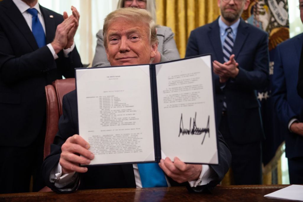 Trump Tandatangani Pedoman Pembentukan Pasukan Luar Angkasa AS