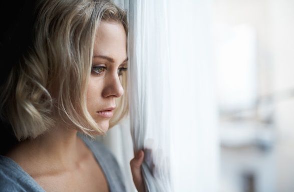 5 Alasan Seorang Wanita Mampu Bertahan dengan Lelaki yang Salah, Simak Yuk!