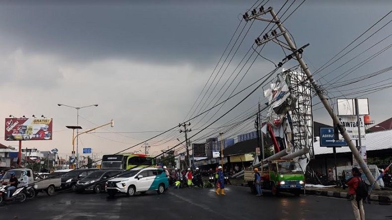 Tiang Listrik Nyaris Roboh, Ringroad Selatan Yogyakarta Macet