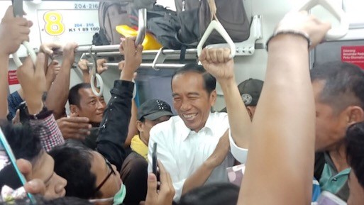 Pulang ke Istana Bogor Naik KRL, Jokowi Hebohkan Penumpang