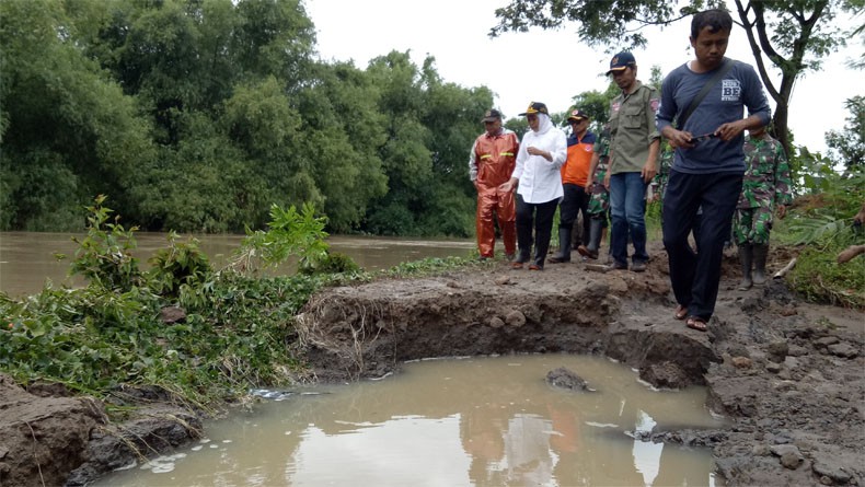 Khofifah Minta BBWS Bengawan Solo Perbaiki Tanggul Jebol di Madiun