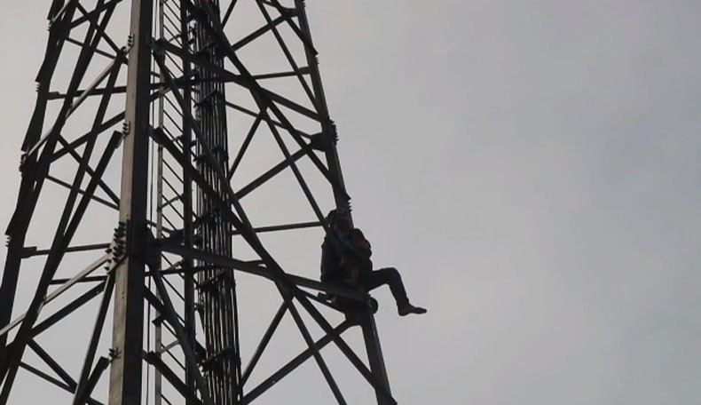 Video Detik-Detik Evakuasi Ayah Bawa Anak Hendak Terjun dari Tower