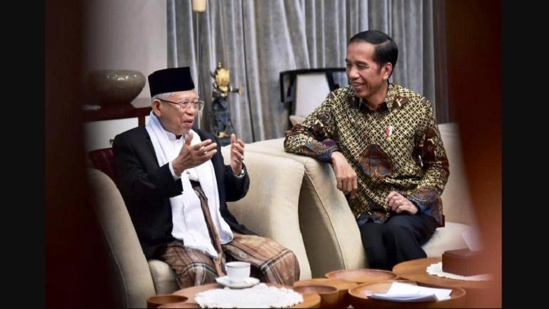 Jokowi Ngobrol Santai dengan Ma'ruf Amin di Istana