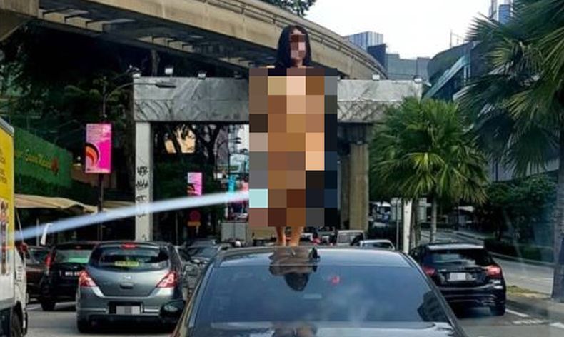 Heboh, Perempuan Telanjang Sambil Menari Erotis di Atap Mobil