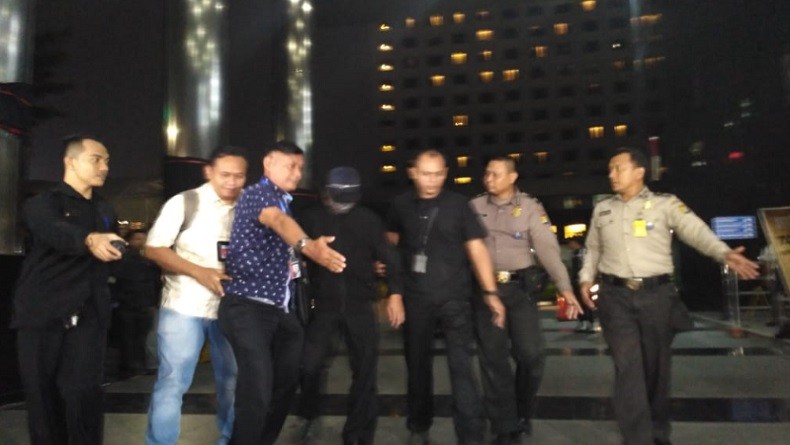 Romy Tiba di KPK Pakai Kaca Mata dan Jaket Hitam, Banyak Menunduk