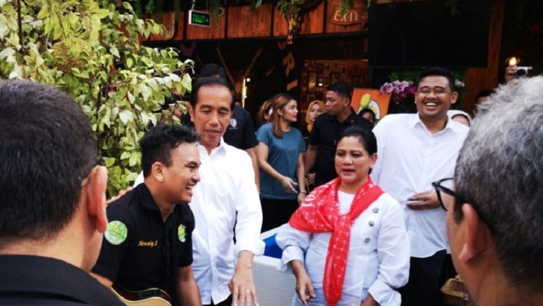 Jokowi dan Iriana Sempatkan Makan Durian di Medan
