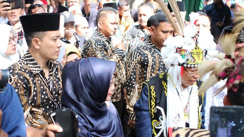 Ma'ruf Disambut Adat Dayak dan Digelari Pemimpin Bijak di Samarinda