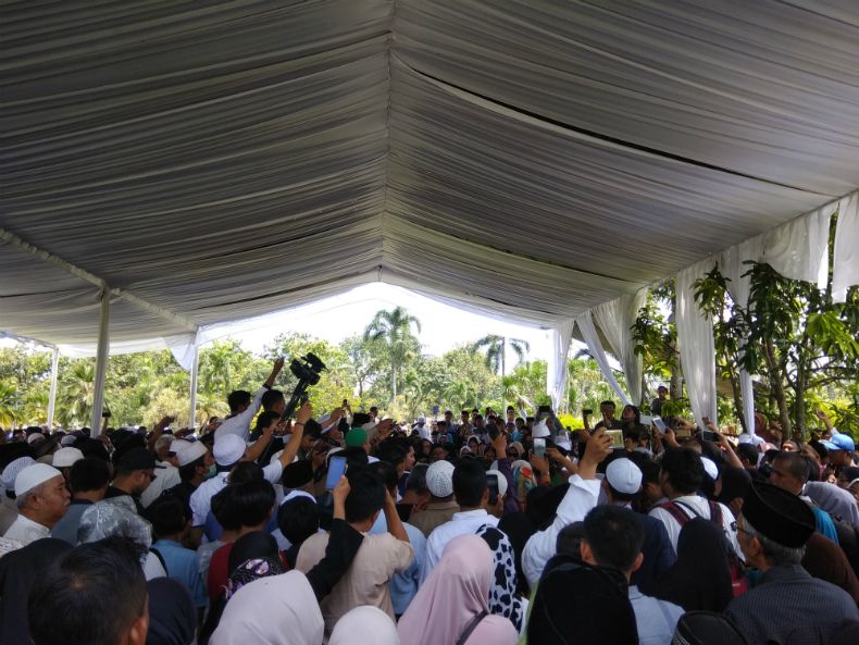 Suami: Dian Al Mahri Minta Dimakamkan di Depan Masjid Kubah Emas
